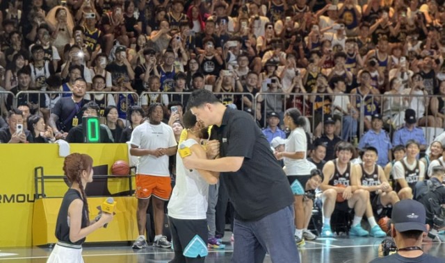两代人的青春！姚明中场上台致辞 与库里展现最萌体型差！