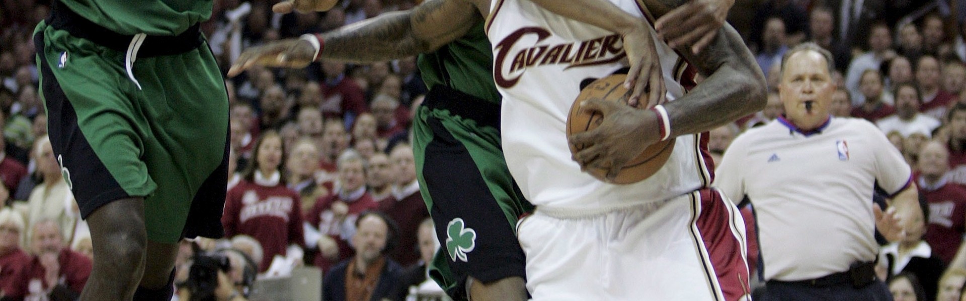 爱游戏官网APP-皮尔斯：詹姆斯有着大前锋身材&amp;后卫打法 他身材和大本一样