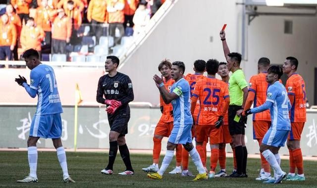 爱游戏官网下载-足协裁判评议：蒋圣龙应直红罚下 王大雷红牌正确