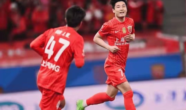 爱游戏官网-巨大争议！上海海港又获裁判“照顾”，吾米提江故意撞人逃红牌|青岛市|贺凯|宋浩宇|青岛西海岸|中超联赛_新浪体育_新浪新闻