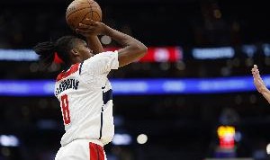 爱游戏官网入口-撑住球队！卡林顿上半场10投6中&amp;三分5中3 得到15分6板3助